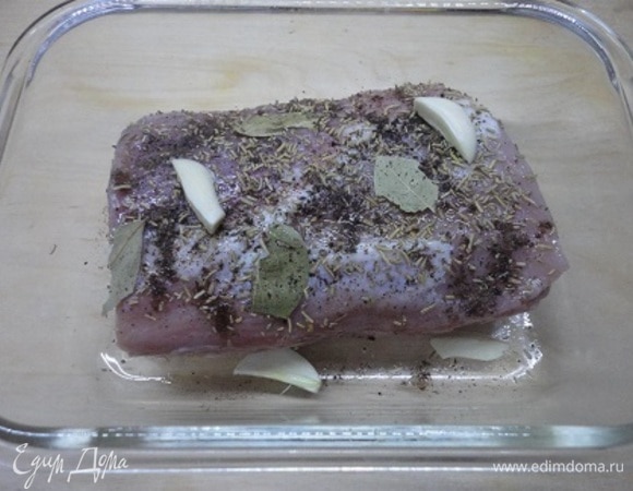 Посыпать розмарином (лучше свежим), мускатным орехом и перцем.