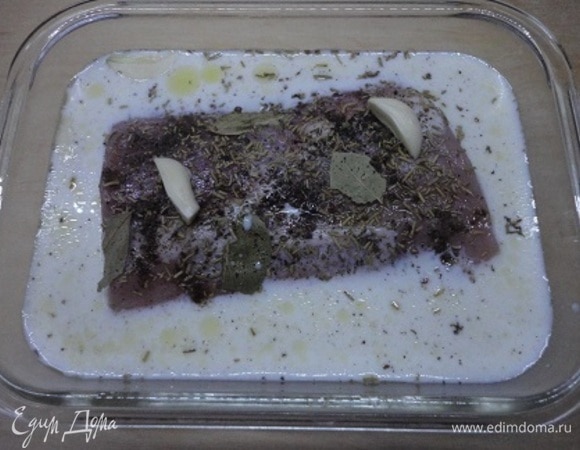 Залить мясо молоком, добавить разрезанную на 2–3 части дольку чеснока и лавровый лист. Отправить емкость в холодильник на 7–8 часов, периодически переворачивая мясо.