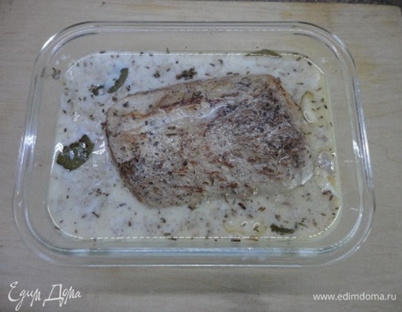 Замаринованное мясо обсушить салфеткой и обжарить в 1 ст. л. растительного масла со всех сторон до образования золотистой корочки. Поместить в огнеупорную форму. Полить мясо 1 ст. л. оливкового масла, добавить чеснок, лавровый лист и залить процеженным маринадом.