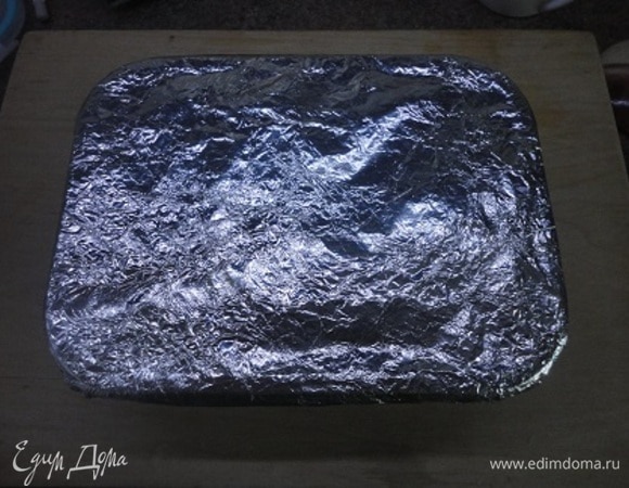 Накрыть форму крышкой или фольгой и тушить при 200°C. Через 20 минут посолить, поперчить, перевернуть свинину и продолжать запекать под крышкой еще 20–25 минут. Готовое мясо завернуть в фольгу, чтобы оно не остыло, а соус процедить.