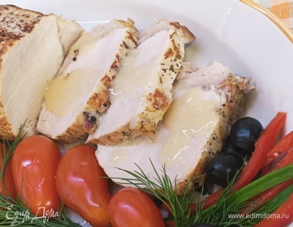 Для соуса на сухой сковороде прогреть муку до светло-золотистого цвета и струйкой влить соус, тщательно размешивая, чтобы не образовались комочки. Если это произошло, протерите соус через сито. Нарезать мясо ломтиками и полить его соусом. 