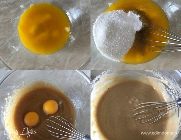 Масло растопить, всыпать к нему три вида сахара и хорошо перемешать венчиком. Потом добавить яйца и еще раз взбить венчиком.