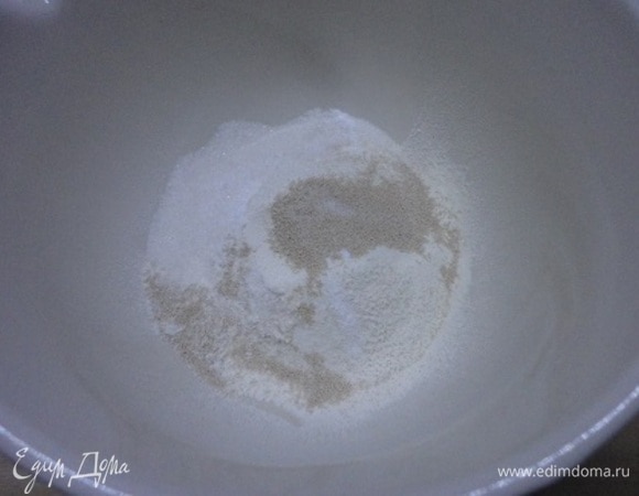 Муку смешать с дрожжами, солью, сахаром и ванильным сахаром.