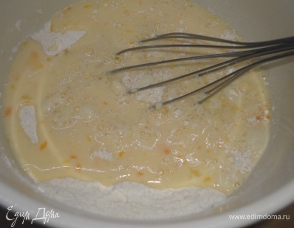 Яйца смешать примерно с половиной молока.