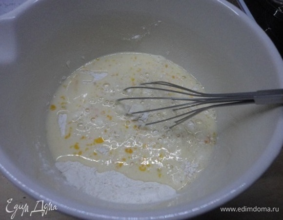 Вливаем в смесь сухих ингредиентов, перемешиваем, чтобы не было комочков. Затем добавляем остальное молоко и снова перемешиваем. Накрываем влажным полотенцем и оставляем для подъема на 30–40 минут. Время зависит от температуры в помещении.