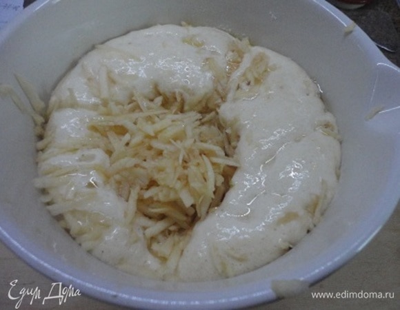 Яблоко очищаем от кожуры и семян (у меня 120 г чистого веса), натираем на крупной терке и отправляем в подошедшее тесто, вливаем растительное масло и аккуратно перемешиваем. Сковороду хорошо разогреваем, смазываем единожды маслом (ориентируйтесь по своей сковороде), убавляем огонь и печем блины с двух сторон. Лучше выпекать на небольшой сковороде и тыльной стороной черпака, которым разливаете тесто, немного распределить его с середины к краям, чтобы толщина была одинаковая.