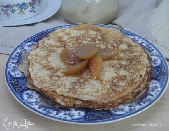 Я ела яблочные блины с яблочным вареньем. Хотя они и так самодостаточны.