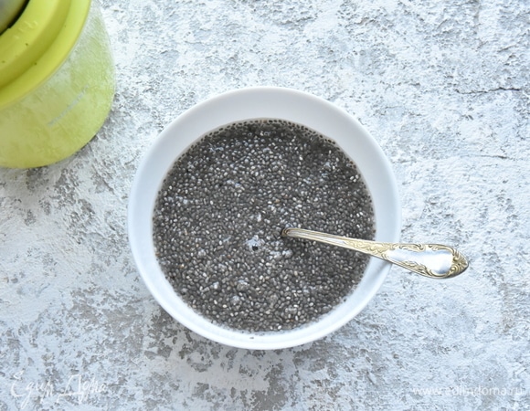 Семена чиа всыпать в миску подходящего размера и залить бутилированной водой комнатной температуры. Оставить на 10–15 минут для набухания. Периодически перемешивать семена, пока они напитываются влагой.