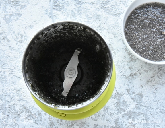 В кофемолке измельчить листы нори.