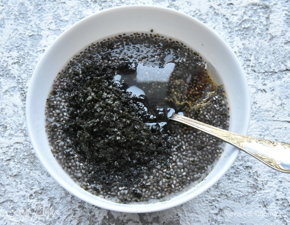 Соединить семена чиа с измельченными водорослями нори, соевым соусом и оливковым маслом.