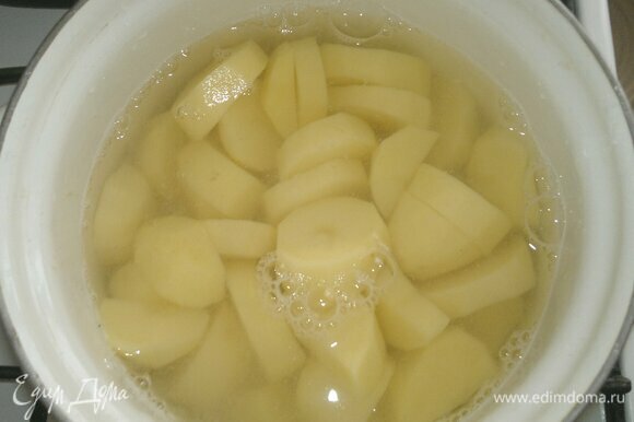 Сначала нужно приготовить начинку. Картофель очистить, вымыть, сварить до готовности.
