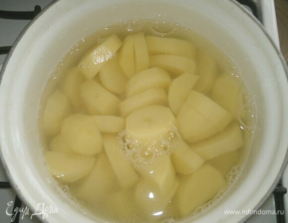 Сначала нужно приготовить начинку. Картофель очистить, вымыть, сварить до готовности.