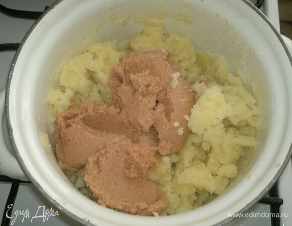 Добавить в картофельное пюре мясной паштет, перемешать (можно взять любое отварное мясо: свинину, говядину, курицу, индейку), перекрутить на мясорубке и добавить в пюре. 