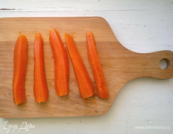 Вареную морковь остудить, очистить от кожуры. Нарезать длинными узкими полосками.