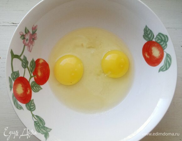 Приготовить тесто для блинчиков. Яйца взбить с сахаром и солью.