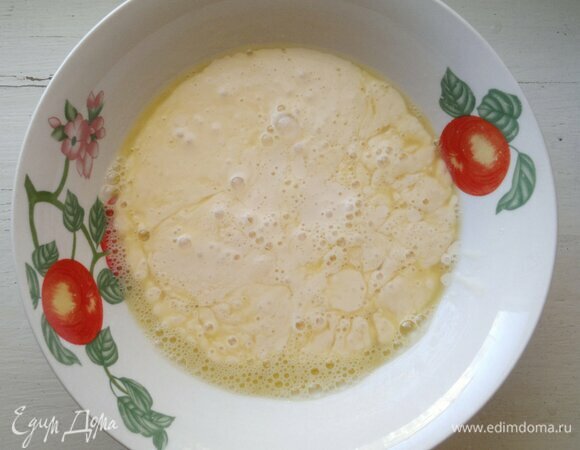 Влить в яичную массу половину слегка подогретой ряженки, перемешать.