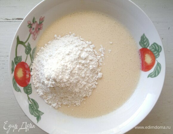 Всыпать муку, перемешать до однородности.