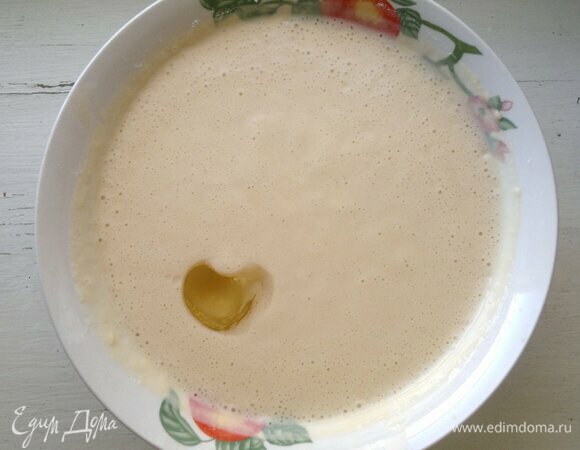 Влить в тесто растительное масло, перемешать.