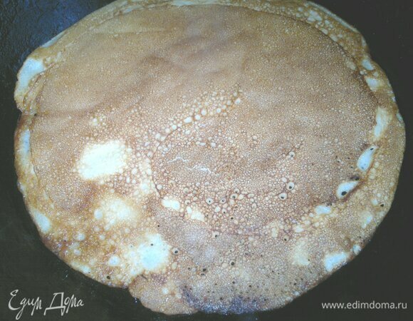 Перевернуть блинчик на другую сторону, обжарить 0,5–1 мин. У меня получилось 10 штук диаметром 23 см.