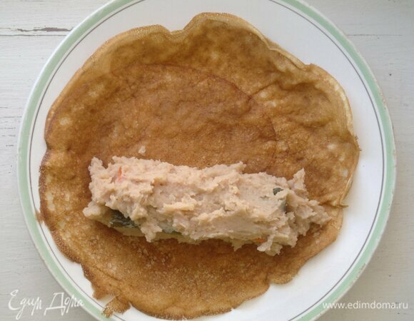 На овощи выложить еще немного начинки, чтобы закрыть их.