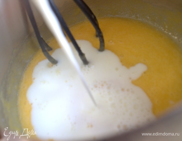 Влить нагретое молоко и постоянно помешивать.