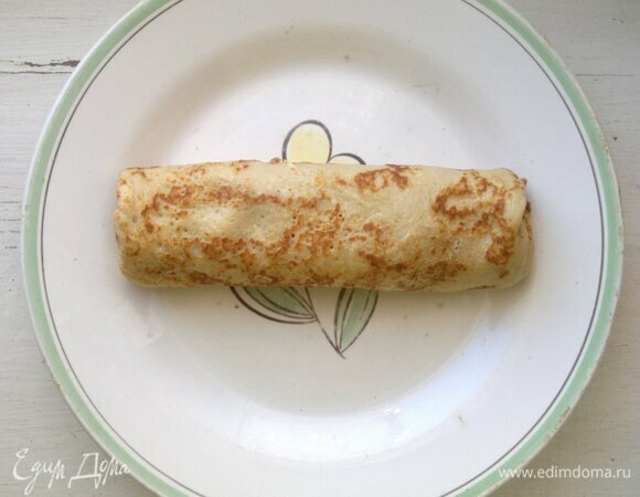 Завернуть узкие боковые стороны на начинку, затем переднюю часть блинчика и свернуть в рулетик. Начинить оставшиеся блинчики. У меня начинки хватило на 8 блинчиков.