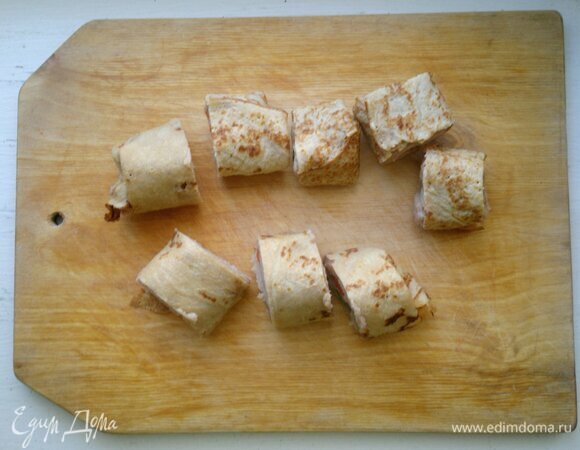 Рулетики разрезать на кусочки шириной 4–4,5 см.