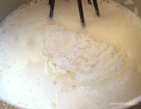 Поставить смесь на небольшой огонь, всыпать крахмал, ванильный сахар и соль и все время помешивать.