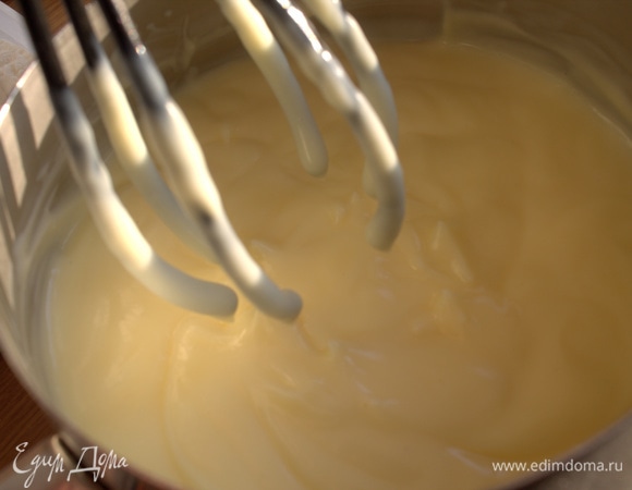 Снять с огня, накрыть и поставить в холодильник. На данном этапе можно добавить кусочек сливочного масла, пока пудинг горячий. 