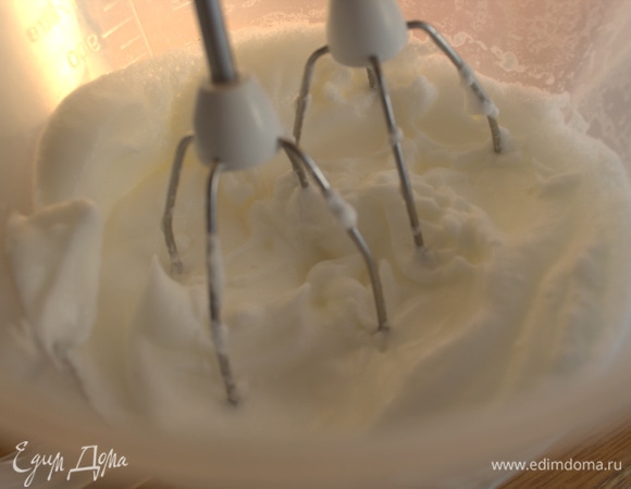 Отдельно взбить сливки и сахарную пудру (примерно 1 ложка).