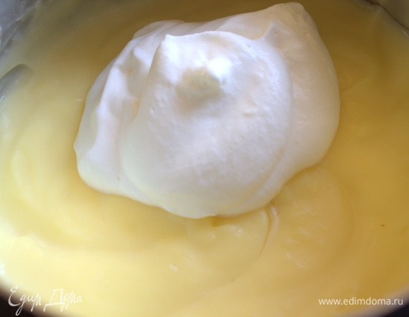 Перенести в охлажденный крем-пудинг партиями.