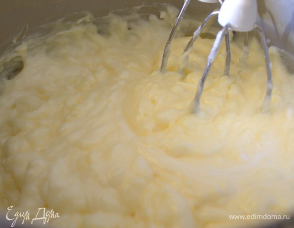 Взбить миксером и снова убрать в холодильник, лучше на ночь.