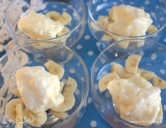 Насыпать несколько кружков на дно креманок, накрыть охлажденным кремом.