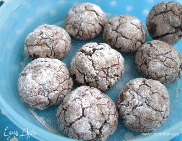 Берем любое рассыпчатое печенье или пряники. У меня печенье шоколадное, вот отсюда рецепт: https://www.edimdoma.ru/retsepty/151400-shokoladnoe-pechenie-s-treschinkami.