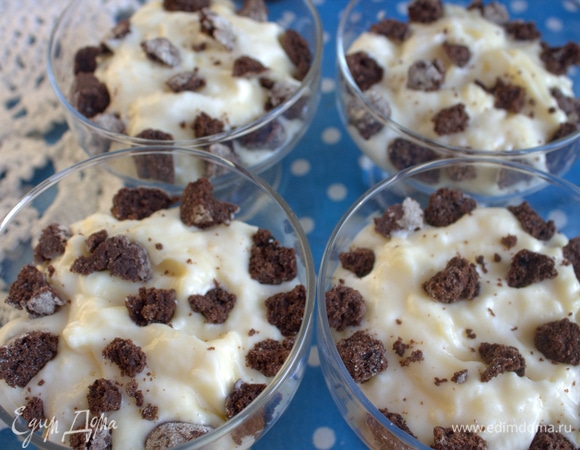 Крошку распределить поверх первого слоя крема.