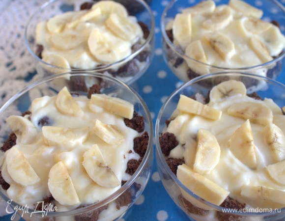 Накрыть вторым слоем крема и кусочками банана.