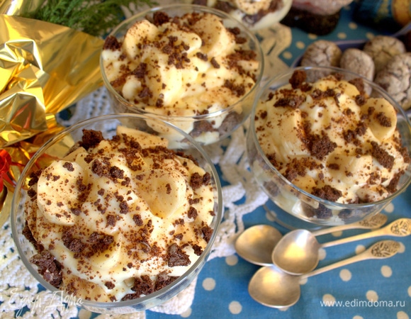 Теперь распределить остатки крема и украсить крошкой печенья или любой посыпкой.