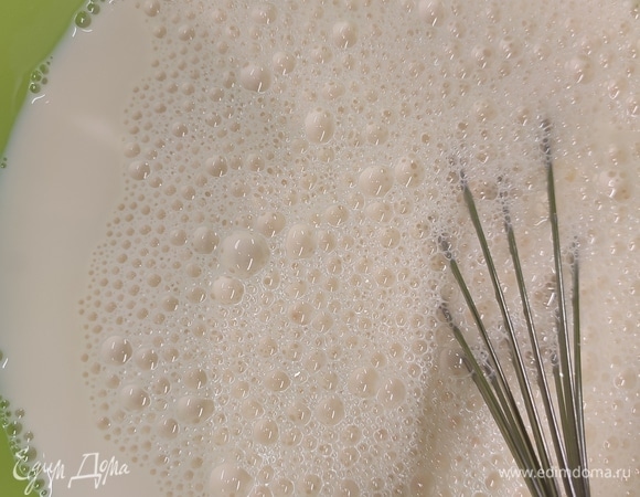 Молоко немного подогреть, добавить в него яйца и размешать.