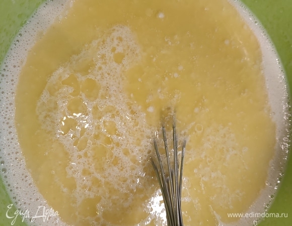 Всыпать муку и сахар. Размешать, посолить по вкусу. Сливочное масло растопить и влить в тесто, размешать до однородности.