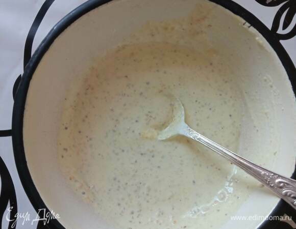 Сначала готовим соус. Смешиваем 2 ст. л. сметаны с 2 ст. л. горчицы. Солим по вкусу и все перемешиваем.