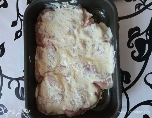 Промытые и обсушенные бумажным полотенцем бедра обмазываем соусом. Выкладываем в чуть-чуть смазанную растительным маслом форму. Ставим в разогретую до 200°C духовку на 30 минут.