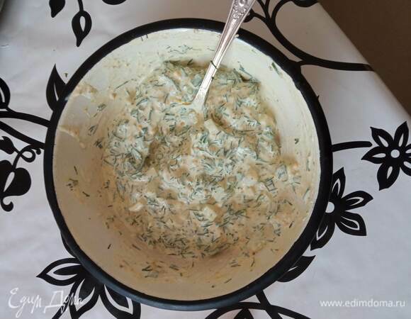 Делаем второй соус. Мелко режем стебель сельдерея и укроп. Смешиваем 2 ст. л. сметаны и 2 ст. л. горчицы. Добавляем в сельдерей с укропом. Солим по вкусу.