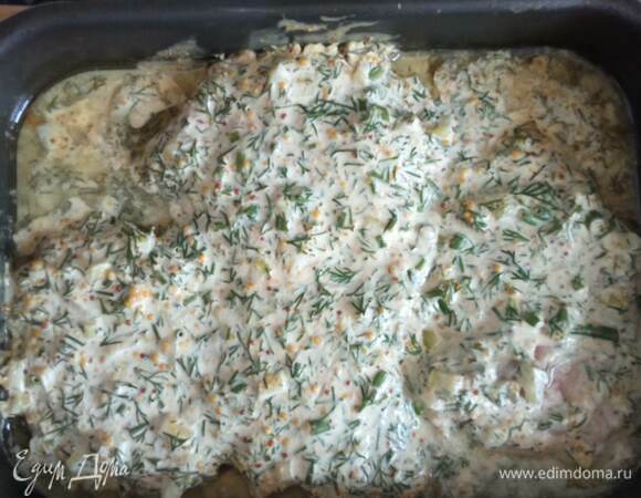 Достаем курицу из духовки и покрываем соусом. Ставим в духовку еще на 15–20 минут. Подаем с любимым гарниром. У меня был рис с овощами. Приятного аппетита!