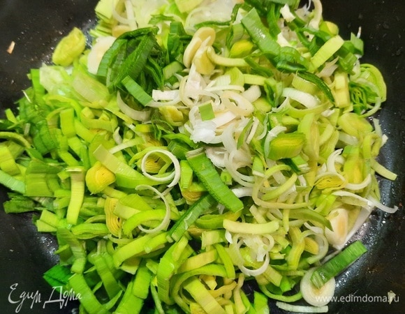 Обжарьте лук-порей в оставшемся масле в течение 10 минут.