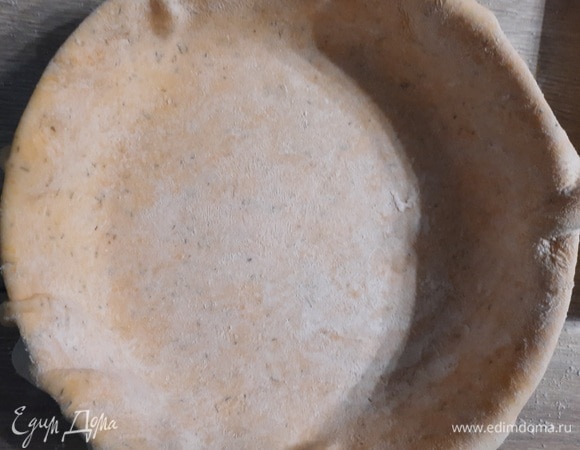 Разогрейте духовку до 180°C. Достаньте тесто из холодильника. Раскатайте 2/3 теста и выложите в круглую форму диаметром 20–25 см.