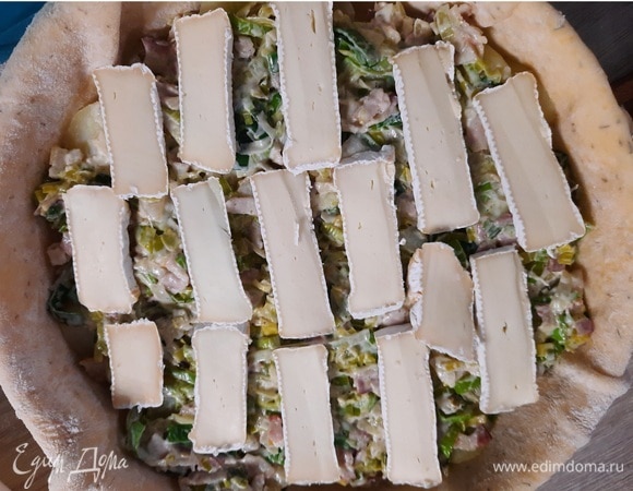 Нарежьте сыр ломтиками. Выложите половину картофеля на дно формы. Сверху распределите половину луковой смеси и половину ломтиков сыра. В том же порядке выложите остальные ингредиенты.