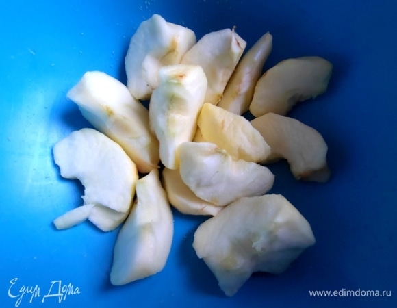 Для начинки очистить яблоки.