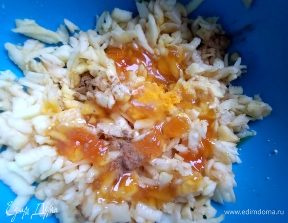 Натереть, сбрызнуть лимонным соком, добавить джем любой (у меня манго), немного куркумы, корицы, ванильного сахара, мускатного ореха.