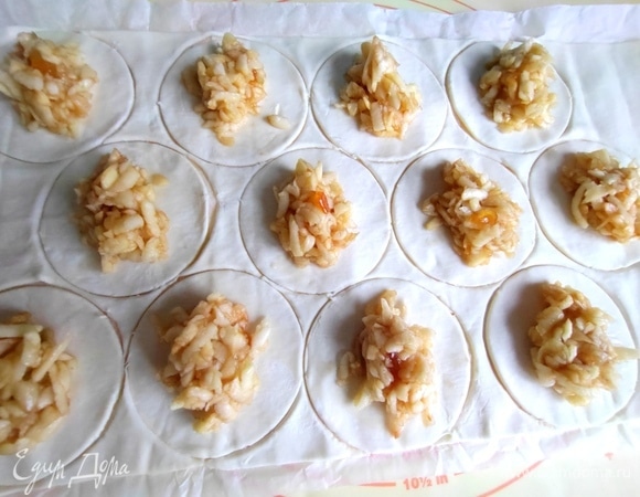 Нанести начинку в центр каждого кружочка.