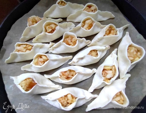 Защипать не до конца. Перенести на пергамент в форму, где будете выпекать.